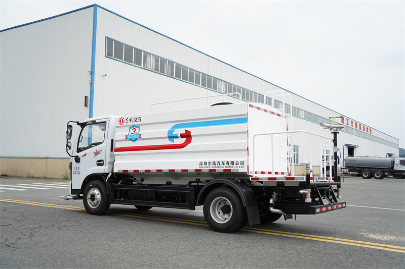 東風(fēng)股份D6藍(lán)牌灑水車 7方（燃油車）